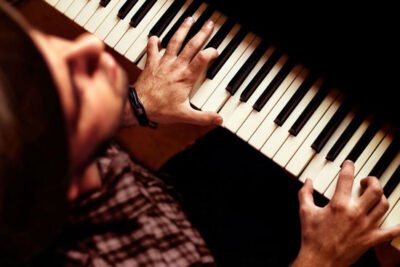 tocar un instrumento