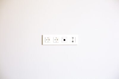 Consejos para no dañar enchufes al usar equipo eléctrico
