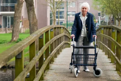 usar un andador para adultos en la calle